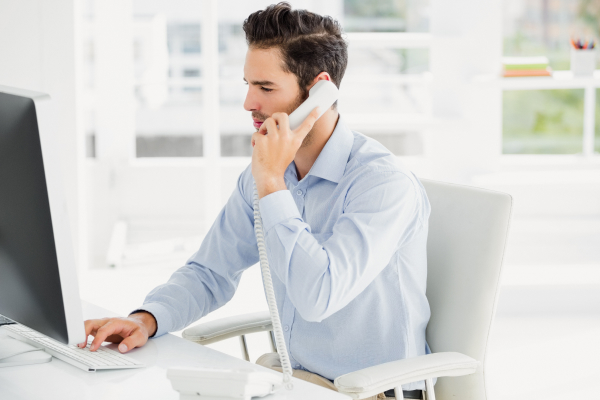 Mitarbeiter bei der telefonischen Kundenberatung