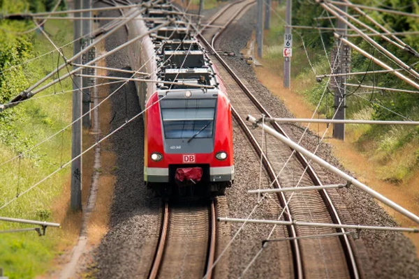 Regionalzug der Deutschen Bahn auf elektrifizierter Strecke – Bahntechnik mit AC- und EC-Antrieben für Klimatisierung und Antriebe